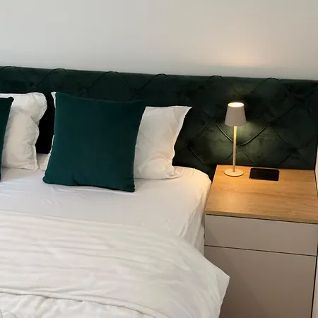 Eleven Twelve Divcibare