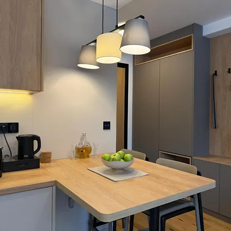 Eleven Twelve Apartman *